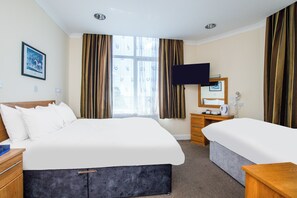 Standaard driepersoonskamer, Meerdere bedden | Pillowtop-bedden, een bureau, gratis babybedden, gratis wifi