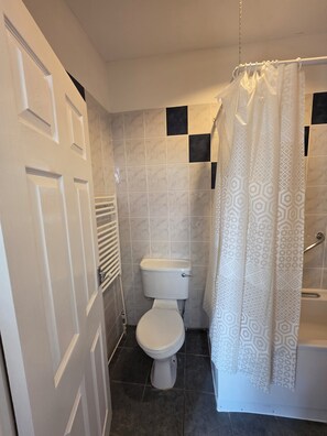 Douche, séchoir à cheveux, serviettes fournies
