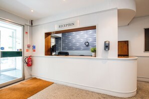 Reception - Belvilla Russel Court Hotel Bournemouth Central (Bournemouth)