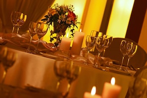 Breakfast, lunch, dinner served; al fresco dining