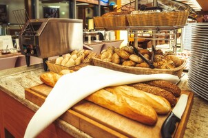 每日供应自助式早餐（每人 PLN 90）