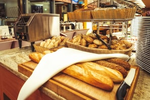 Daily buffet breakfast (PLN 80 per person)