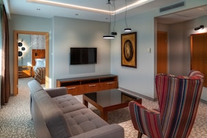 Suite | Hypo-allergenic bedding, minibar, in-room safe, desk