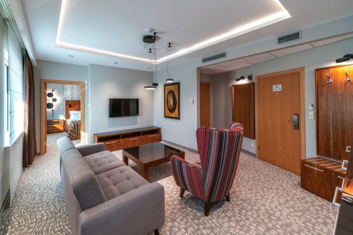Suite | 1 bedroom, hypo-allergenic bedding, minibar, in-room safe