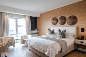 Rom – standard, 1 queensize-seng | Safe på rommet, skrivebord og strykejern/-brett