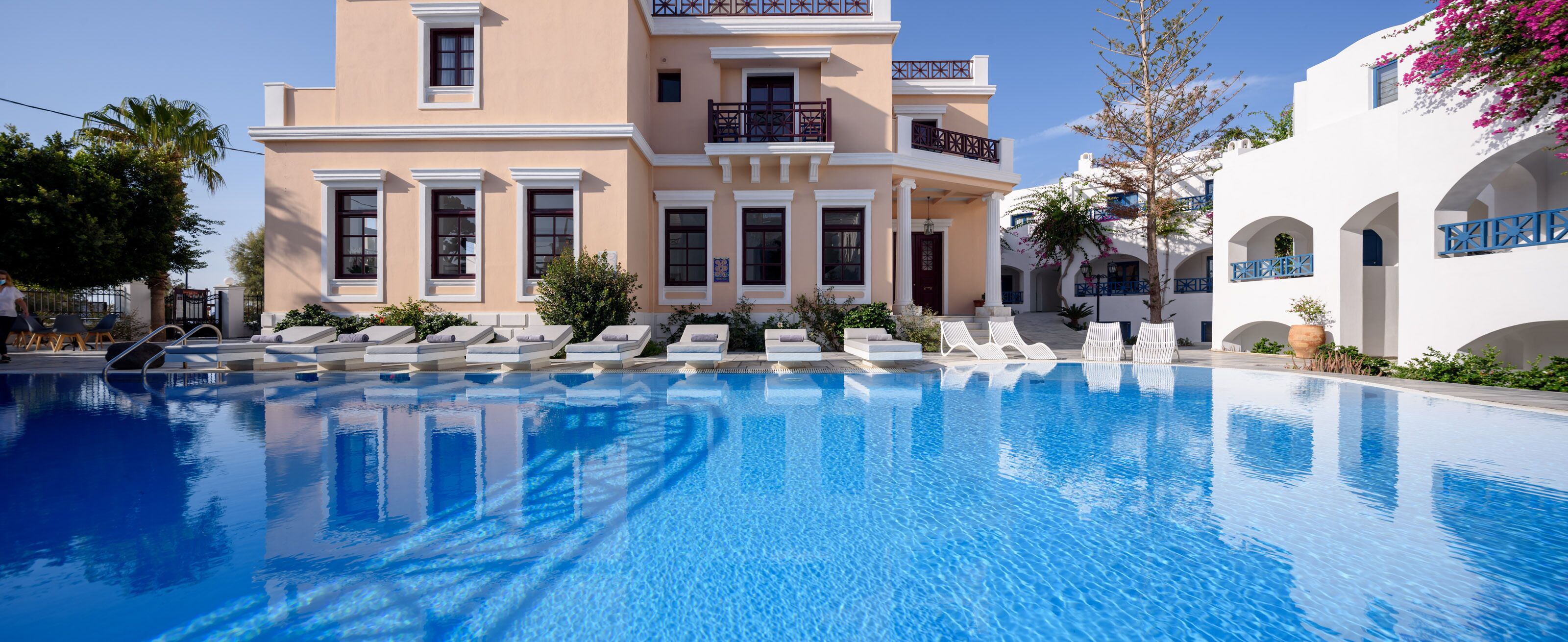 2 outdoor pools, pool loungers