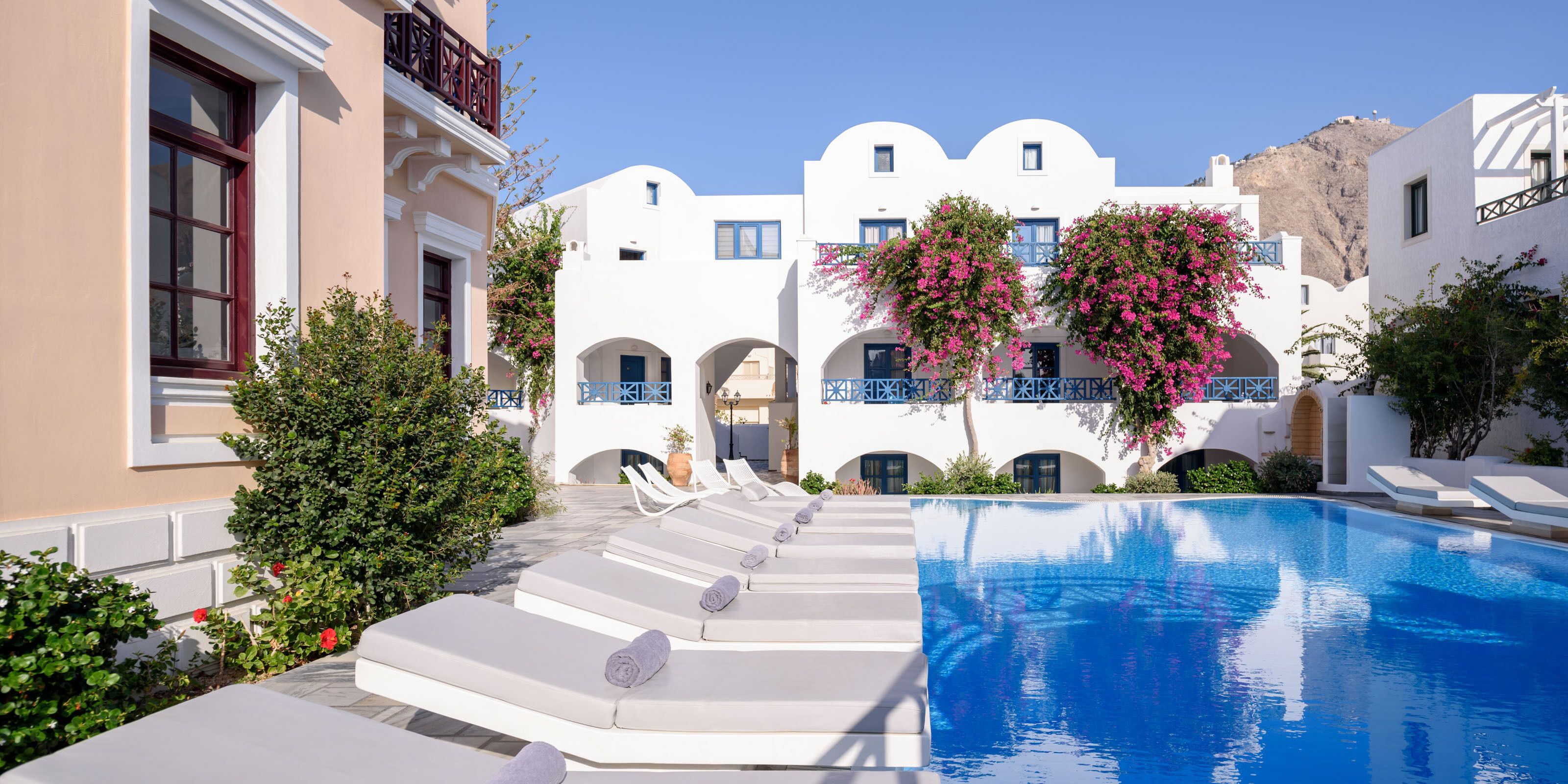 2 outdoor pools, pool loungers