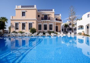 2 outdoor pools, sun loungers