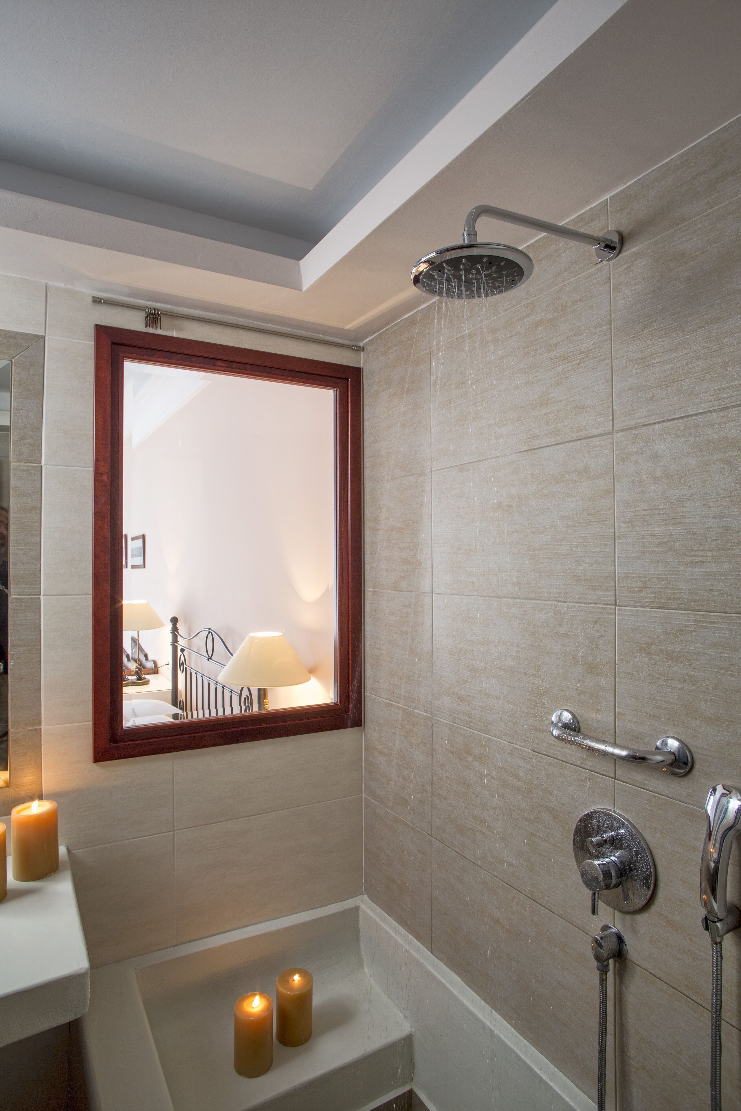 combined shower/bathtub, hair dryer, towels