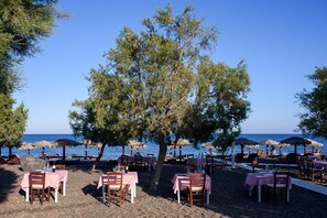 Se sirven desayunos y almuerzos; cocina griega; con vista a la playa