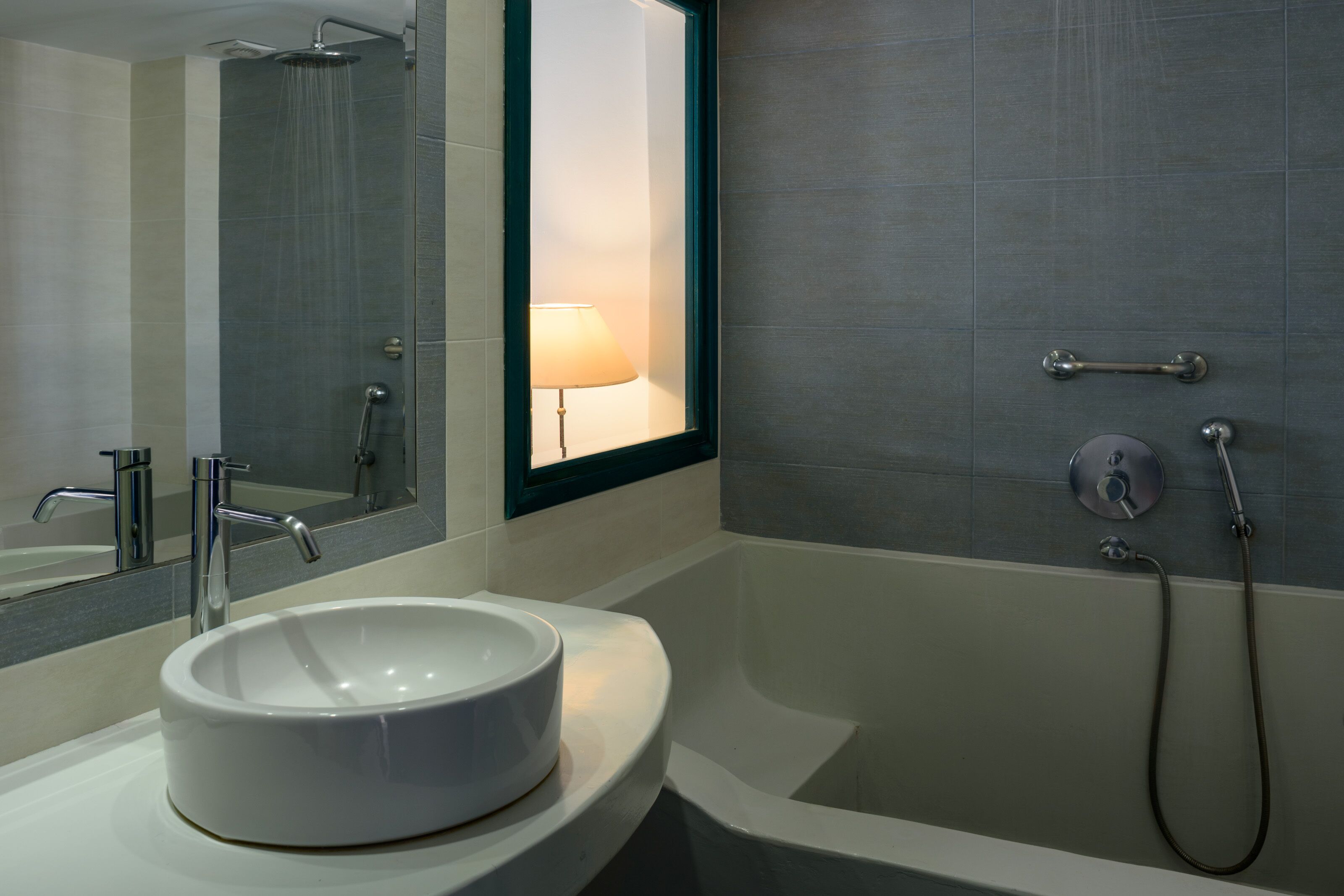 combined shower/bathtub, hair dryer, towels