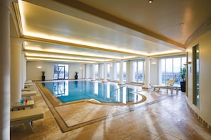 Piscine couverte, chaises longues