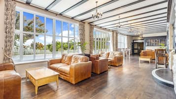 Serves lunch and dinner