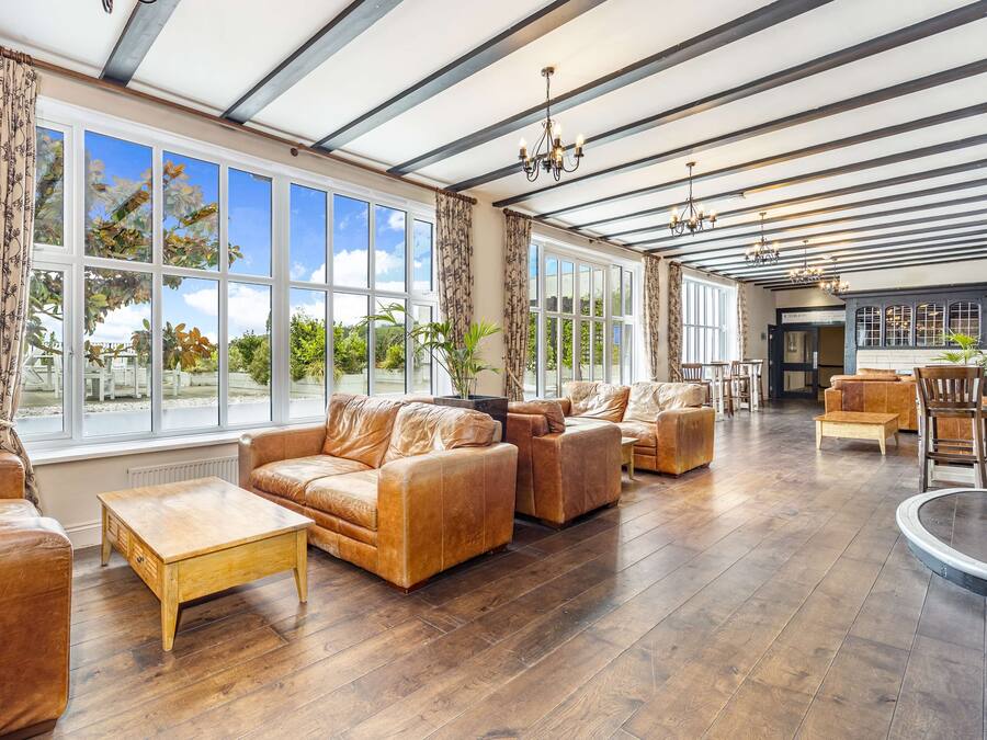 Serves lunch and dinner