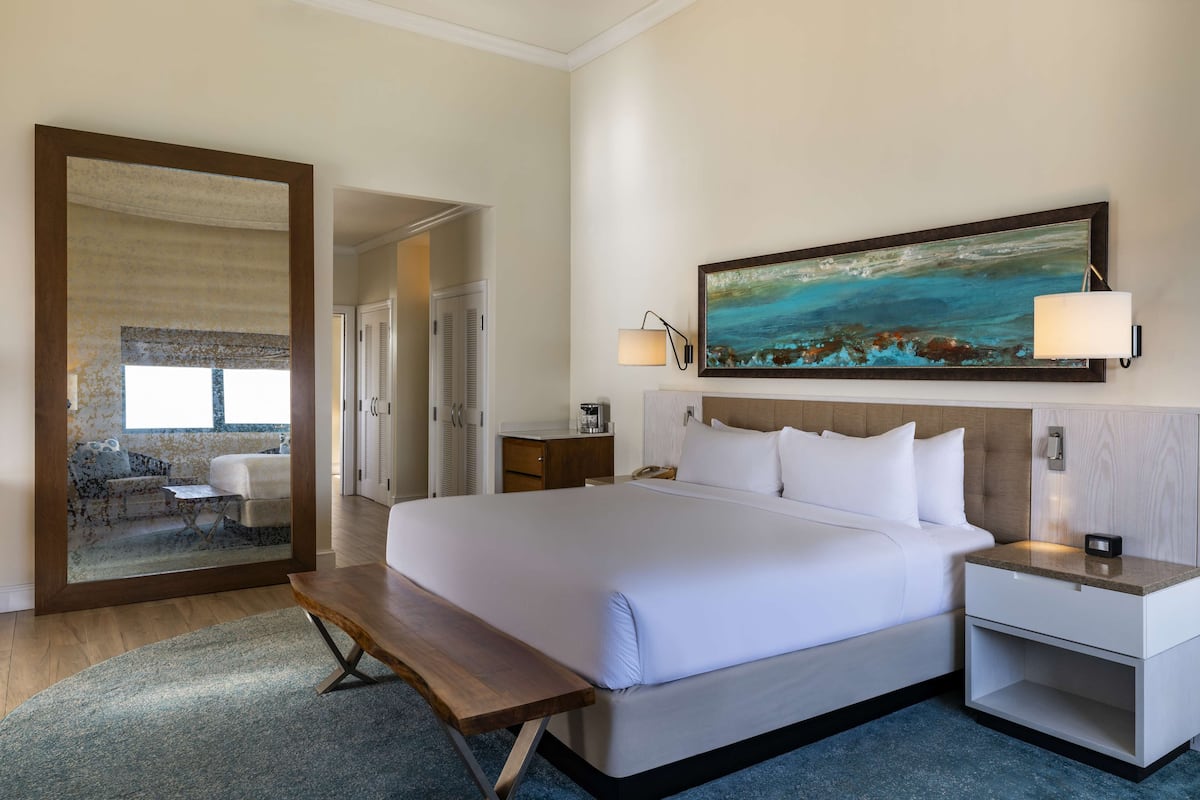 Premium Suite, 1 King Bed (Premium Ocean Prime Minisuiter Suite) | Minibar, in-room safe, desk, laptop workspace