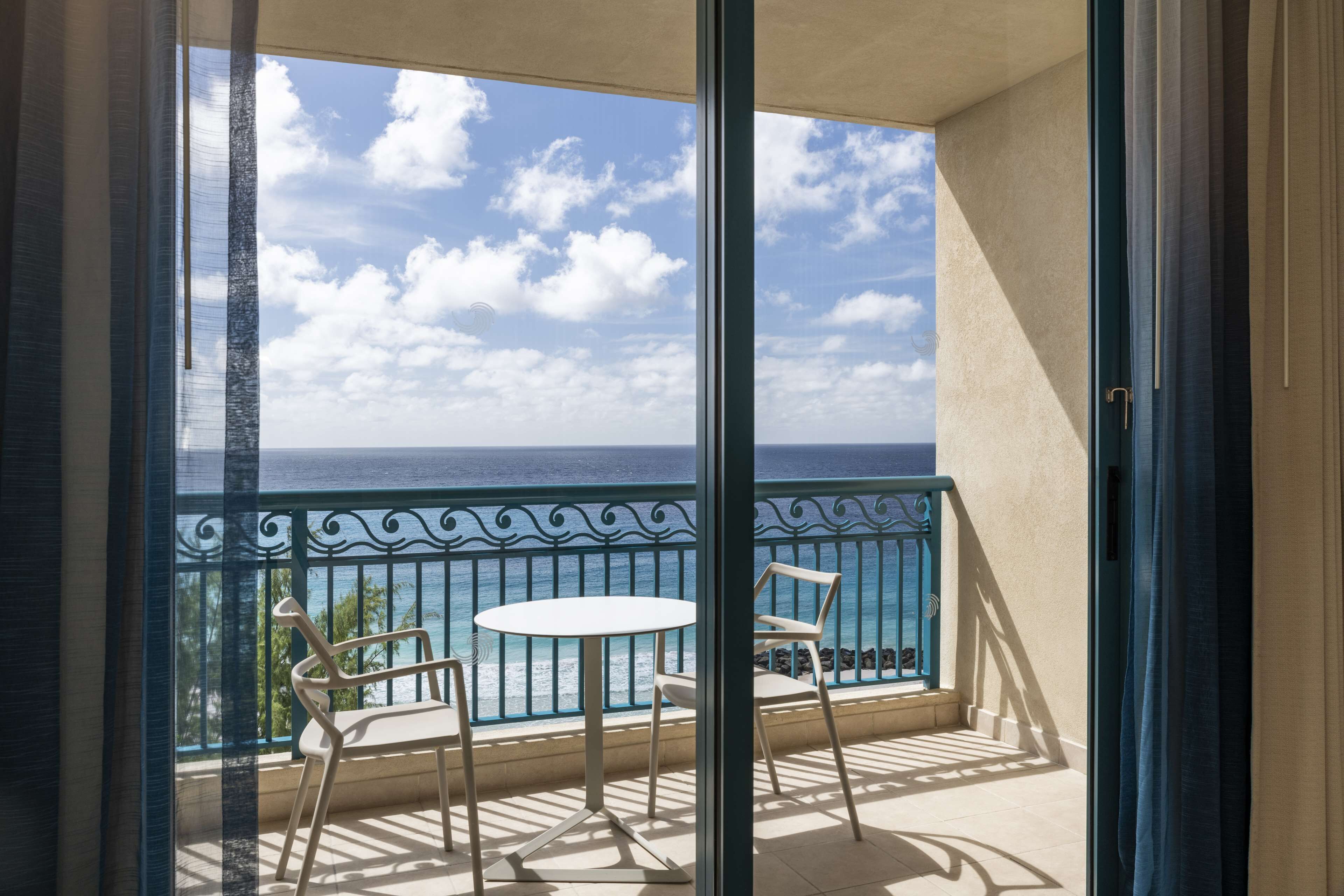 premium room, 1 king bed, ocean view | living area