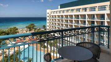 Suite, 1 King Bed, Ocean View, Corner | Living area