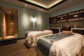 Spa-Außenbereich, Körperbehandlungen, Aromatherapie, Warmsteinmassagen