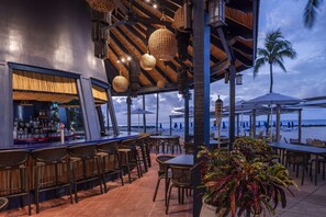 Cocktail bar