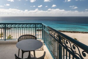 Suite, 1 King Bed, Ocean View, Corner | Living area