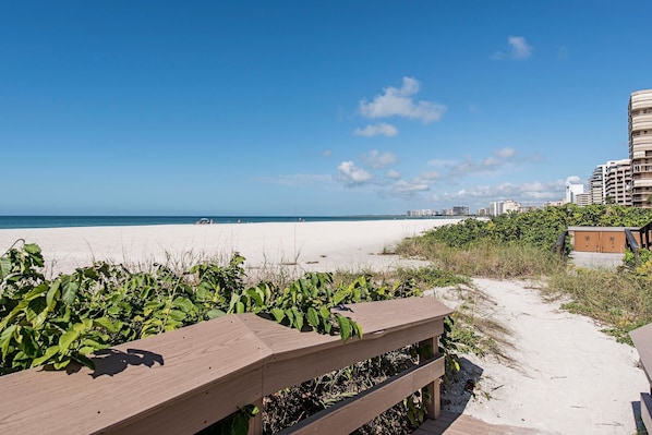 Vlak bij het strand, wit zand, strandlakens