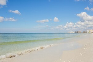 Una playa cerca, arena blanca, toallas de playa