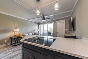 Een koelkast met diepvriezer, een microgolfoven, een kookplaat