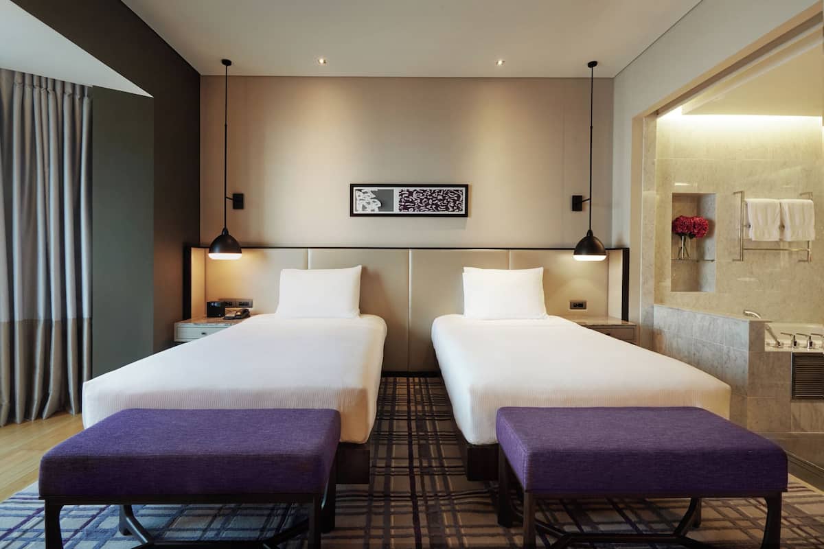 Hypo-allergenic bedding, minibar, in-room safe, individually furnished
