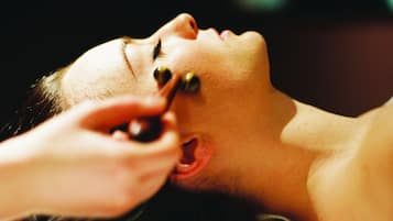 Gros plan d’une personne qui reçoit un soin du visage.