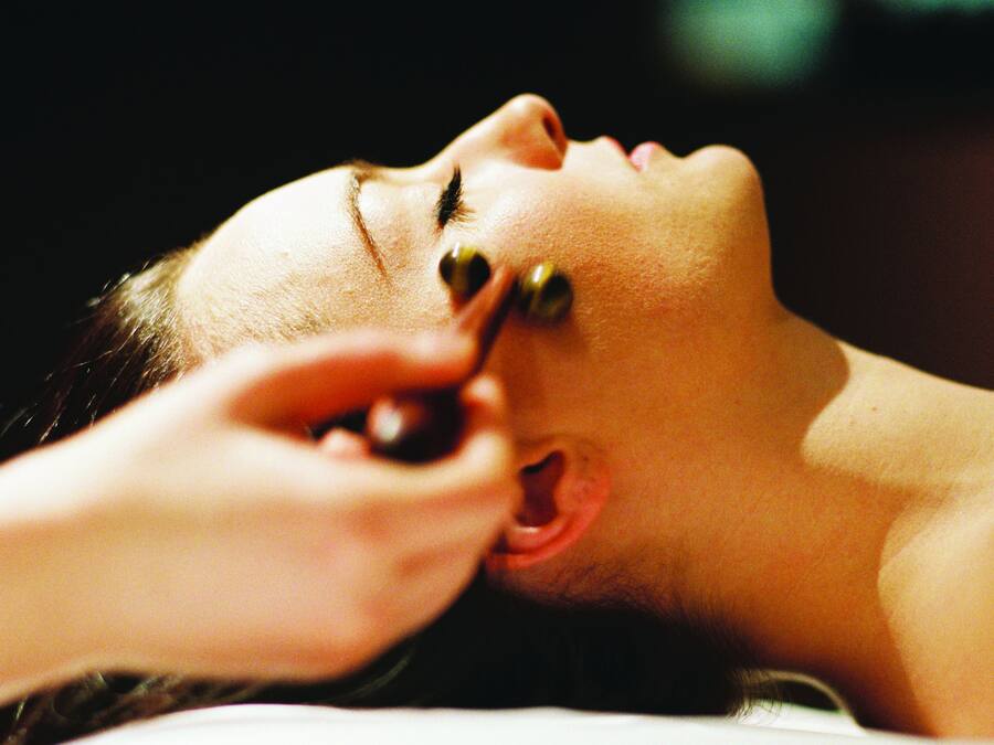 Gros plan d’une personne qui reçoit un soin du visage.
