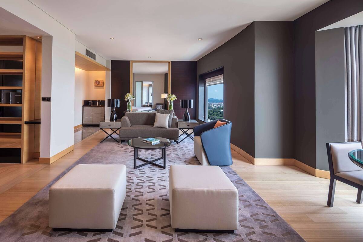 Suite, 1 kingsize-seng, kjøleskap, utsikt mot innsjø (Lifestyle) | Oppholdsområde | En 49-tommers LED-TV med digitale kanaler samt TV