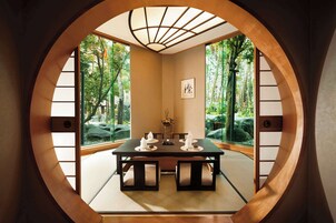 9 restaurants, breakfast, lunch, dinner served; Fusion cuisine 