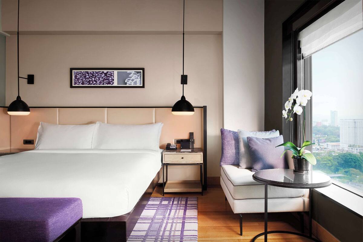 Junior Suite, 1 King Bed, City View | Allergitestet sengetøy, minibar, safe på rommet og skrivebord