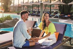 Piscine extérieure, chaises longues