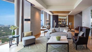 Un salón espacioso con un sofá moderno, una mesa de centro y vistas a la ciudad.