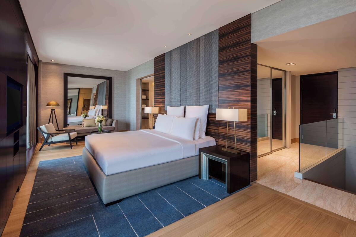 Presidential Suite, 1 King Bed, Lake View | Allergitestet sengetøy, minibar, safe på rommet og skrivebord