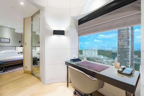 Grand Executive Suite | 1 bedroom, hypo-allergenic bedding, minibar, in-room safe