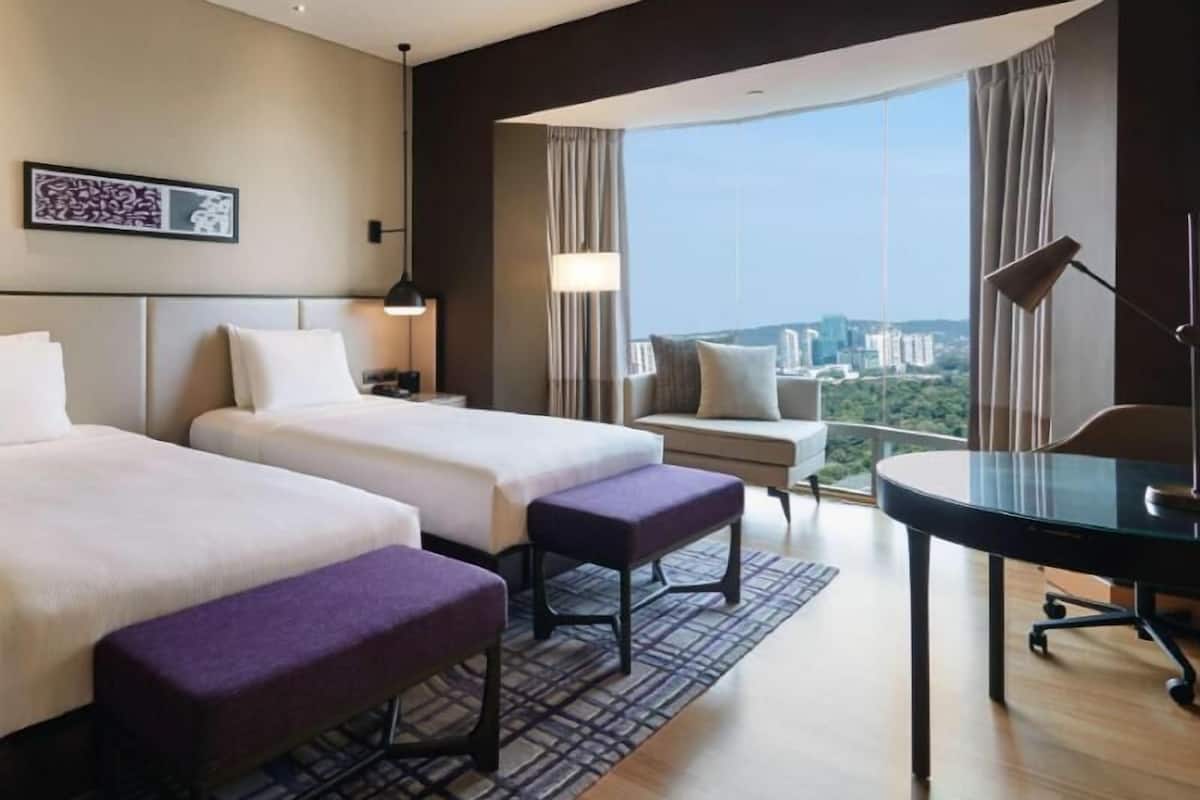 Hypo-allergenic bedding, minibar, in-room safe, individually furnished