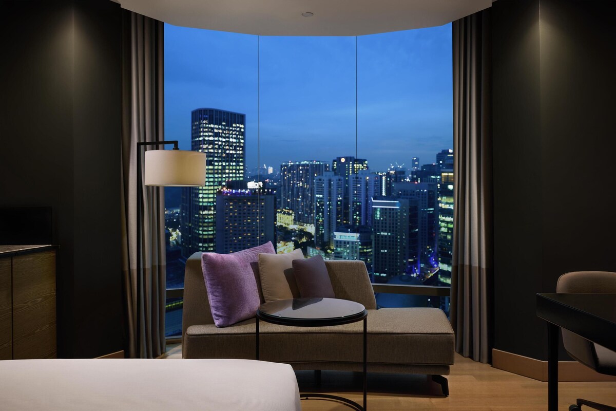 Modern hotel room in Kuala Lumpur with city skyline view — Malaysia family accommodation