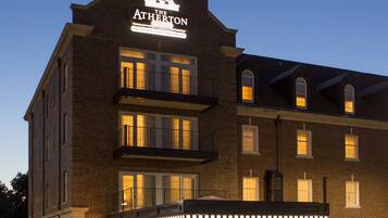 Majoituspaikan julkisivu illalla/yöllä