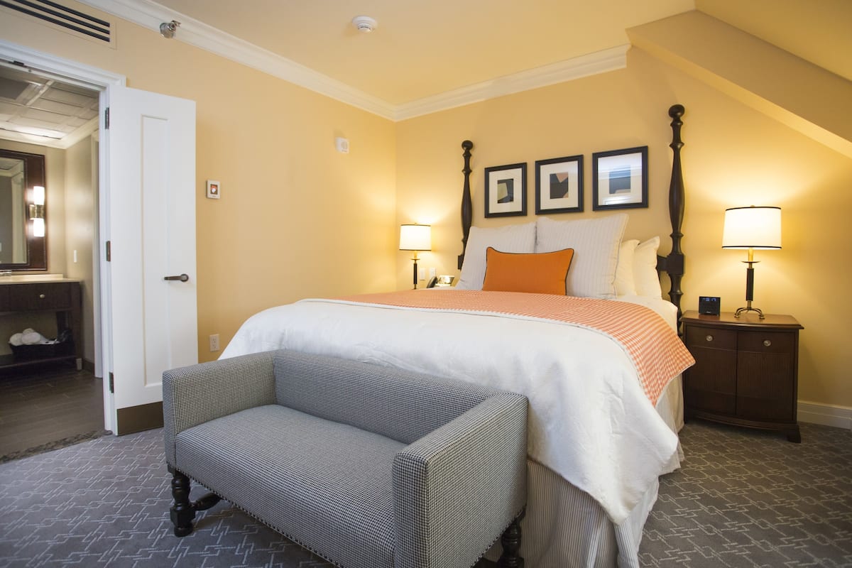 Premier Suite, 1 King Bed, Garden View | Premium bedding, desk, iron/ironing board, rollaway beds