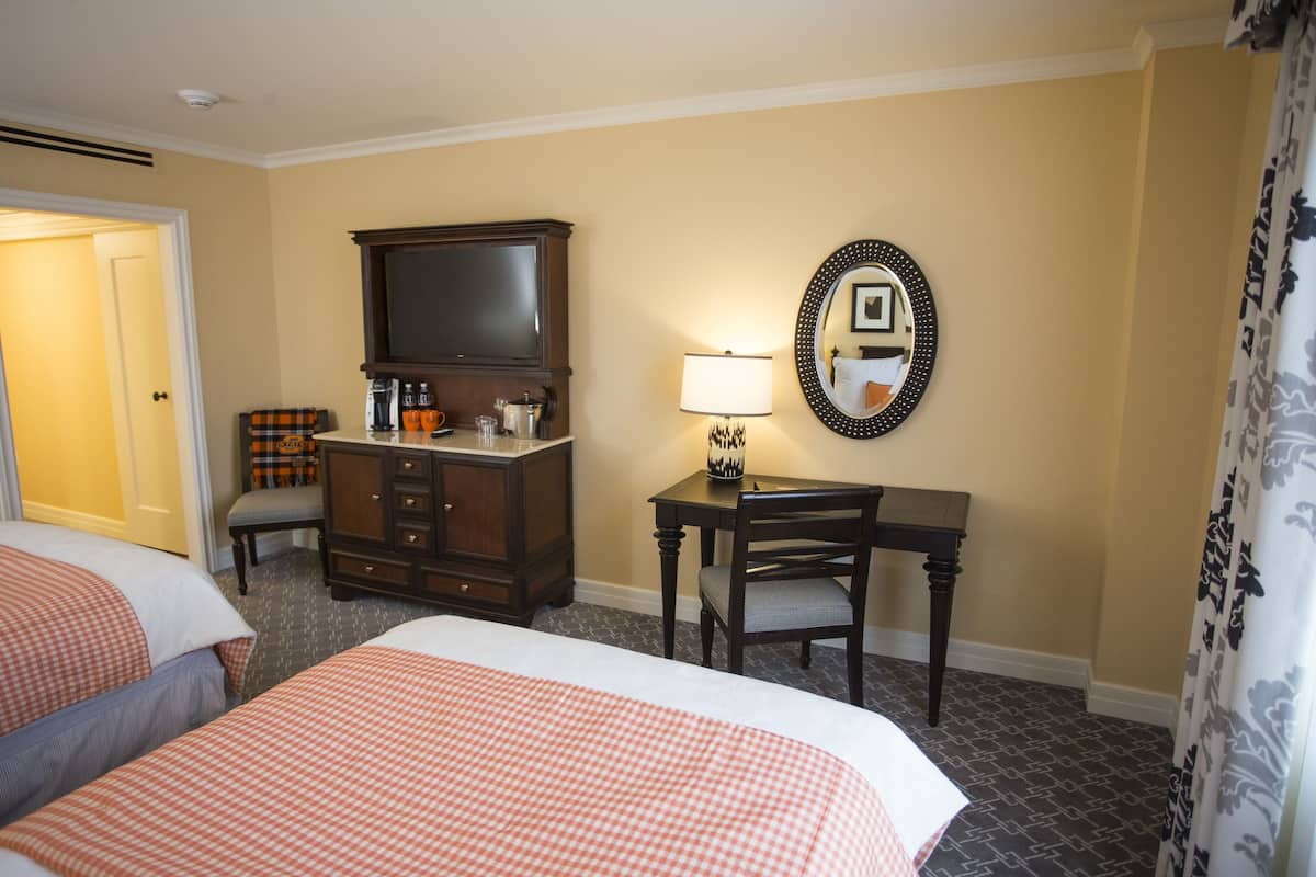 Chambre simple classique, 2 lits doubles, vue sur le jardin | Literie de qualité, bureau, fer et planche à repasser