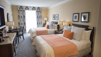 Yhden hengen deluxe-huone, 2 keskisuurta parisänkyä, terassi, näköala puutarhaan | Ylelliset vuodevaatteet, työpöytä, silitysrauta/-lauta, lisävuoteet