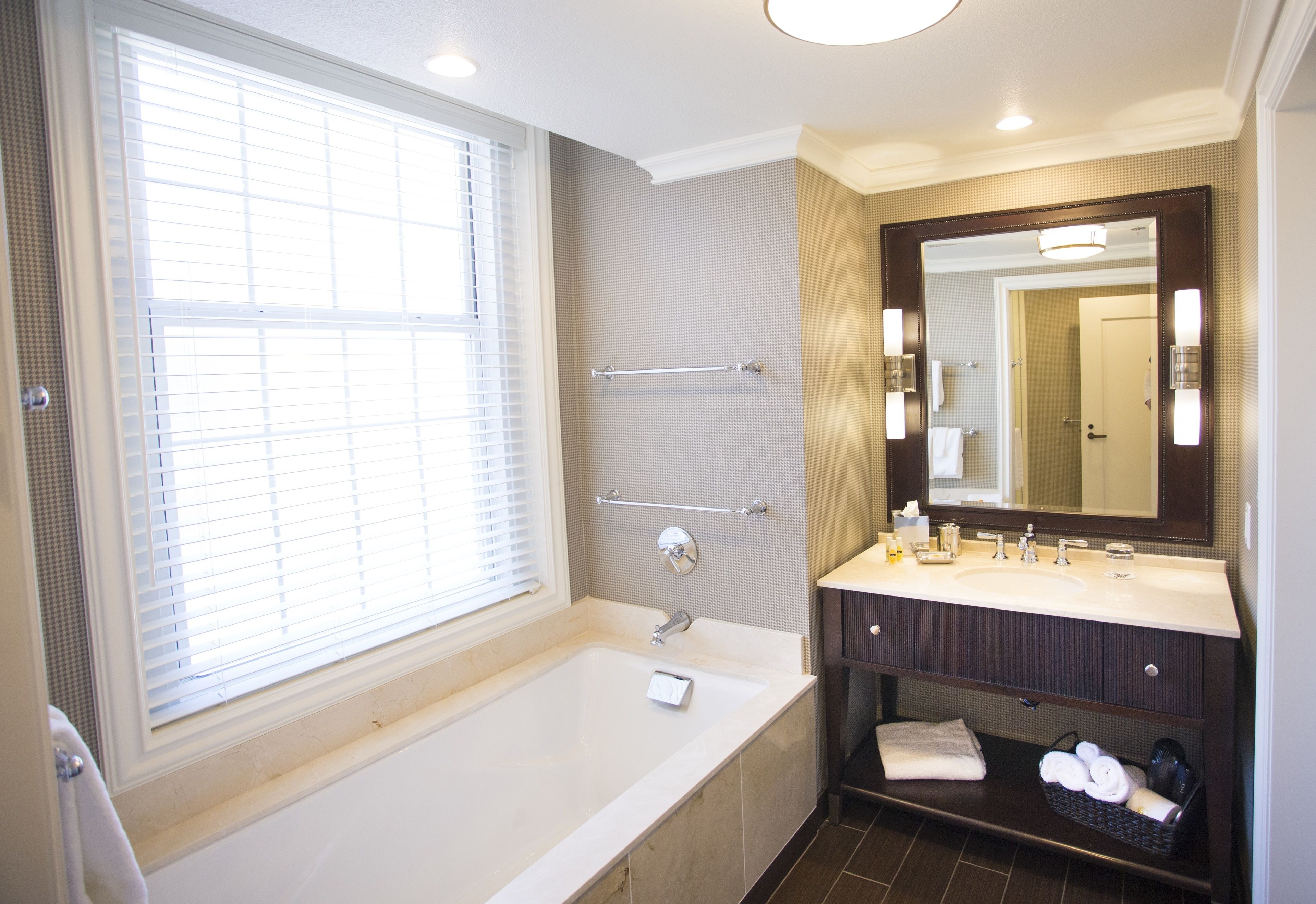 deluxe single room, 1 king bed, terrace, garden view | bathroom | free toiletries, towels