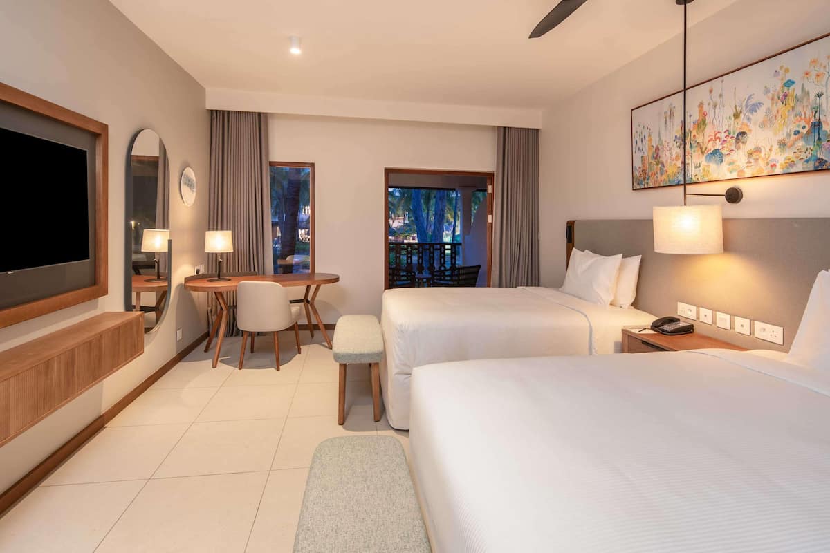 1 quarto, frigobar, cofres nos quartos, escrivaninha