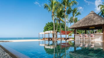 2 室外游泳池,池畔遮阳伞,日光浴躺椅