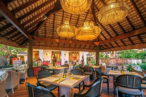 4 restaurantes; se sirve desayuno, almuerzo y cena