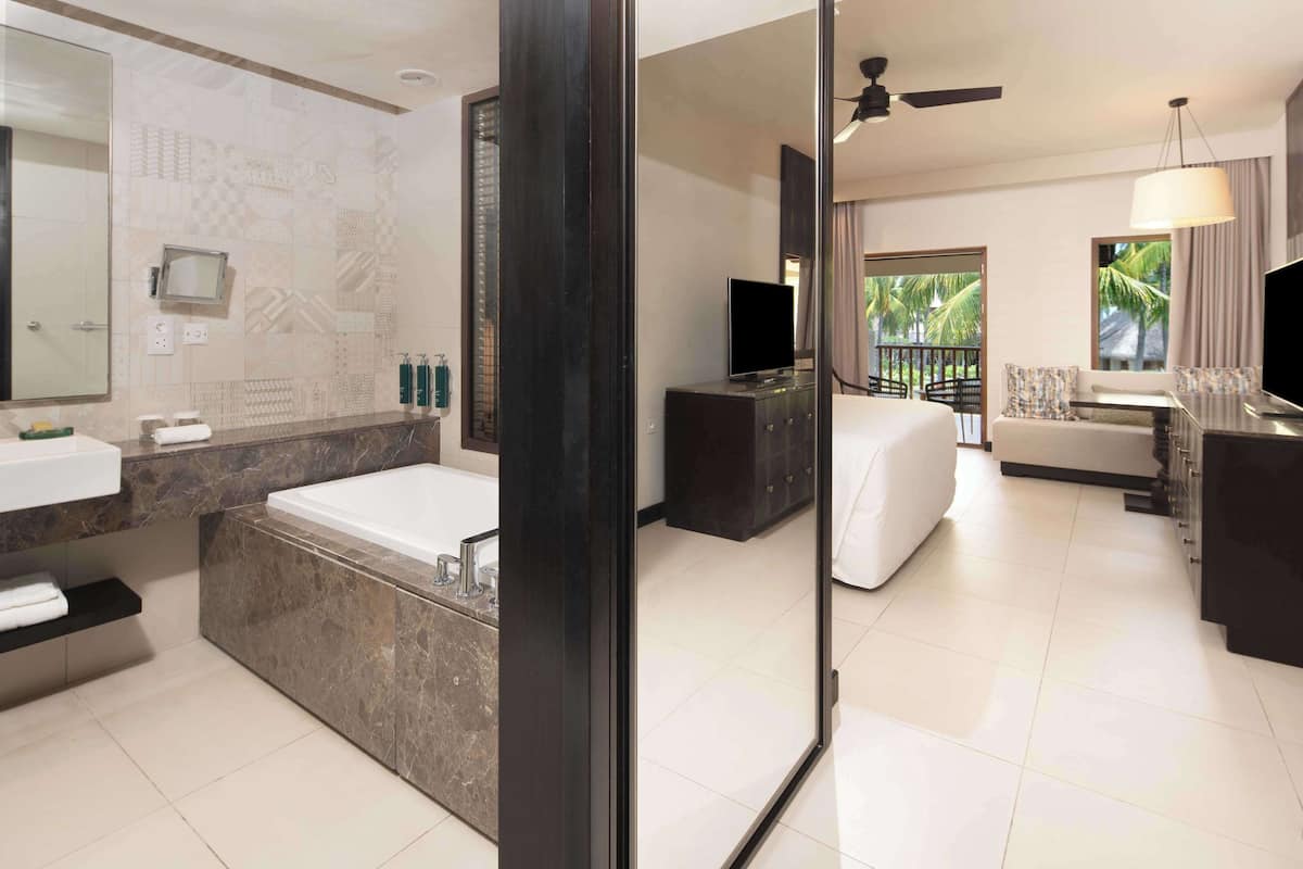 Frigobar, cofres nos quartos, escrivaninha