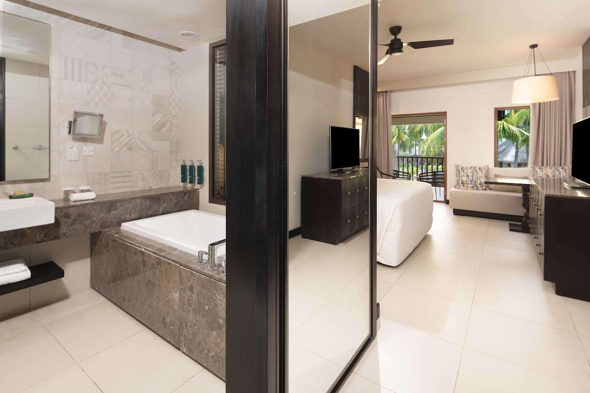 1 quarto, frigobar, cofres nos quartos, escrivaninha