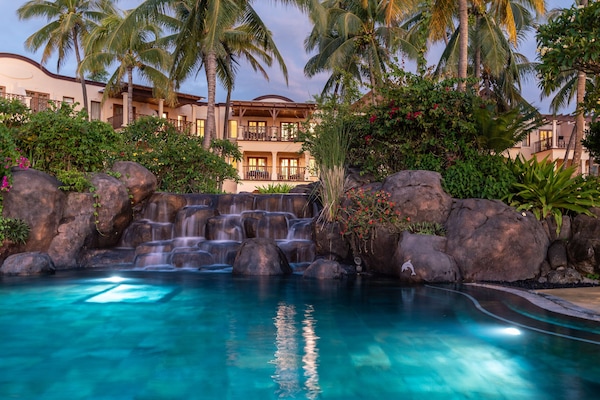 2 kolam renang outdoor, dengan payung kolam renang dan kursi berjemur